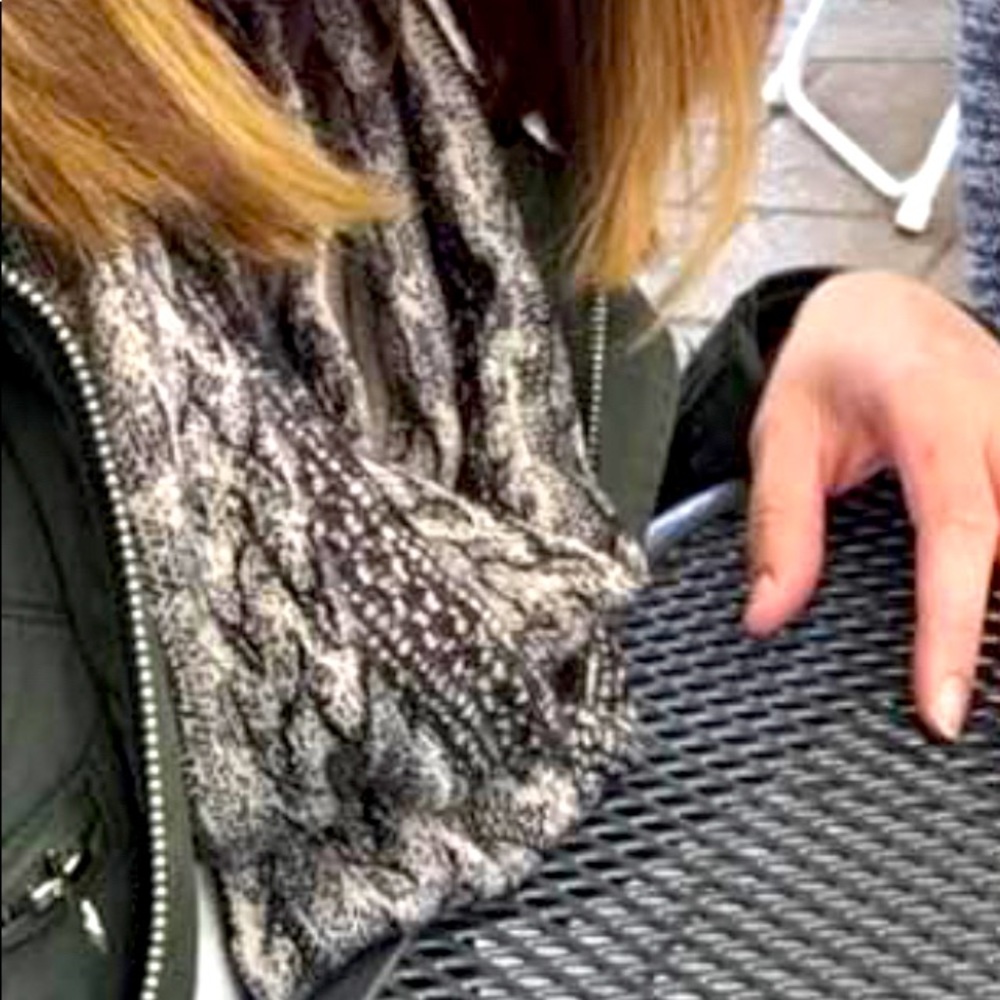 Women’s scarf